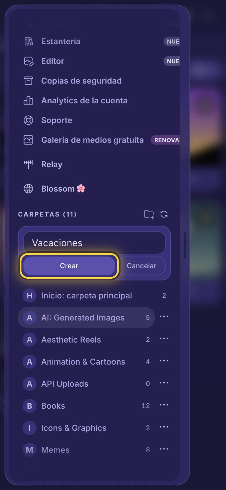El menú desplazado hasta las carpetas, con el nombre de una carpeta nueva escrito y el botón Crear marcado con un círculo.