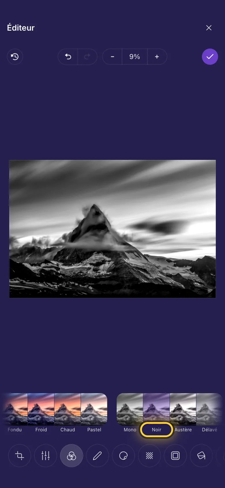 Une photo de montagne en noir et blanc, avec le filtre Noir choisi