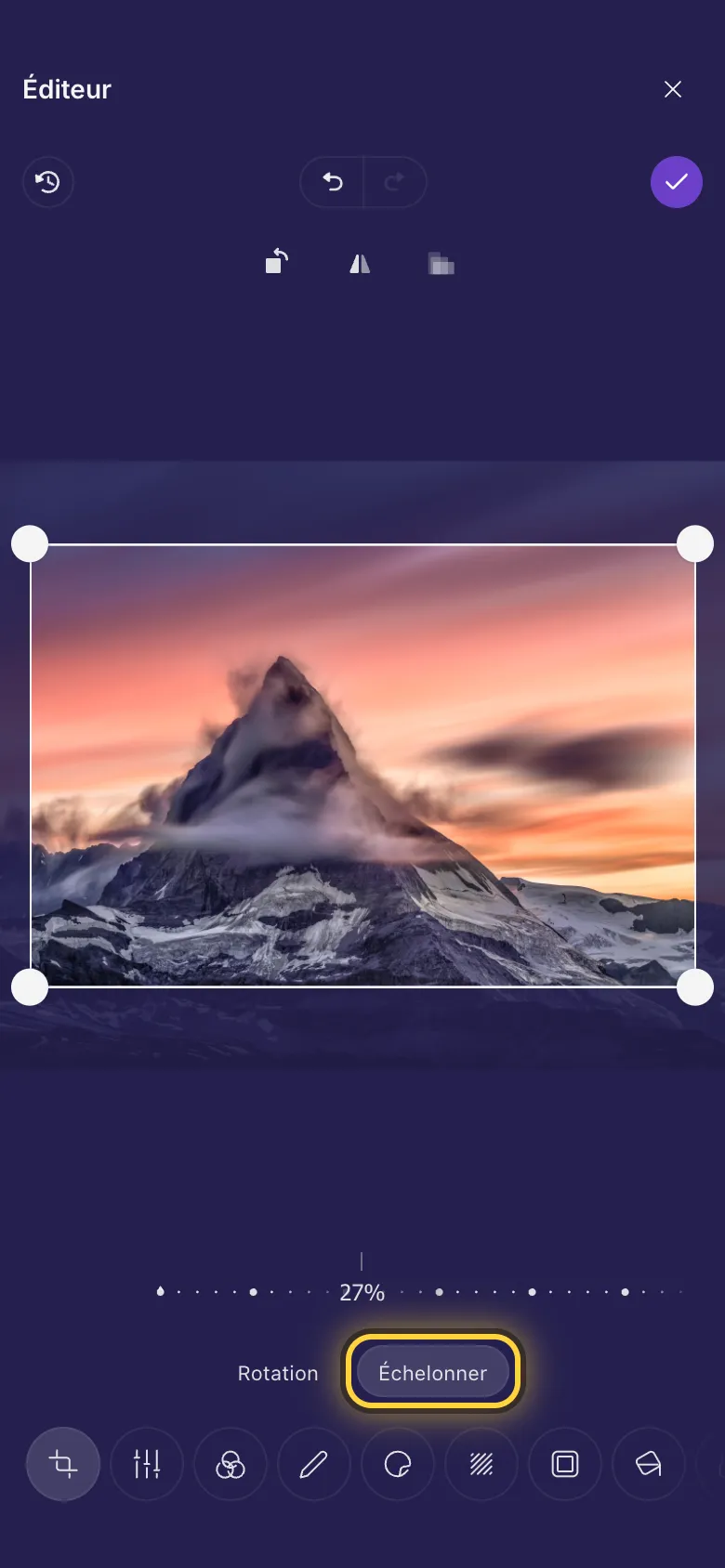 Une montagne agrandie dans le cadre de recadrage, avec la règle du zoom en dessous