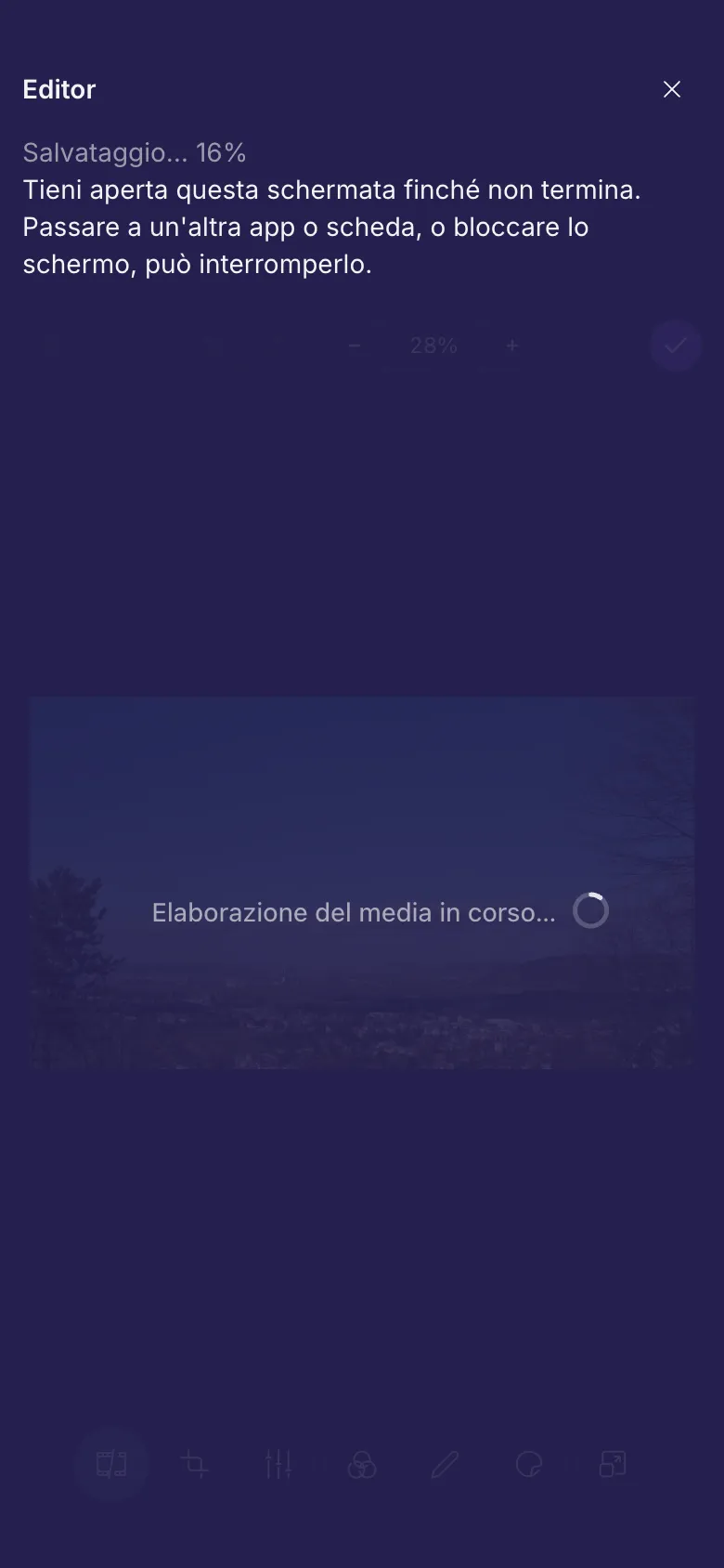 L'editor che salva un video, con l'avviso di tenere aperta la schermata