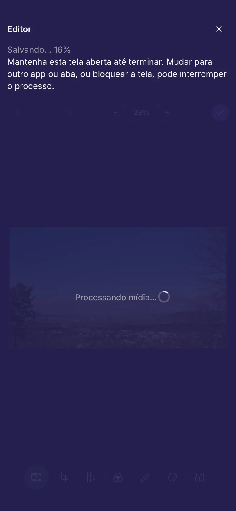 O editor salvando um vídeo, com o aviso para manter a tela aberta