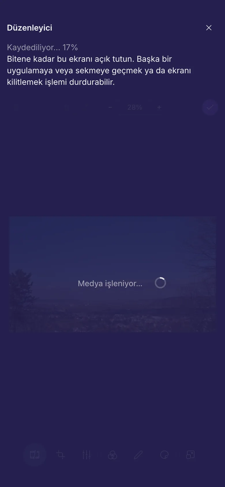 Düzenleyici bir videoyu kaydediyor, ekranı açık tutma notuyla birlikte